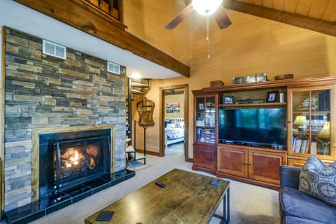 Wintergreen Home w/ Hot Tub, Deck & Mountain Views House in Massies Mill