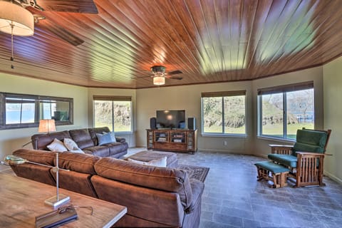 Waterfront Clearlake Retreat w/ Dock & Kayaks House in Clear Lake