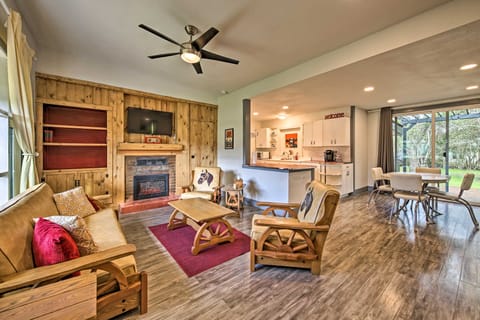 Remodeled Retro Home w/ Deck, Walk to Main Street! Haus in Blanco