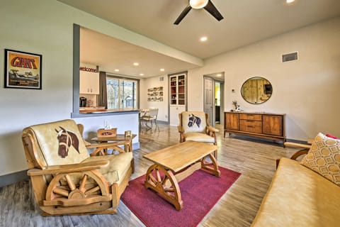 Remodeled Retro Home w/ Deck, Walk to Main Street! Haus in Blanco