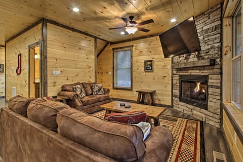 Luxe Cabin w/ Home Theater < 2 Miles to Gatlinburg House in Gatlinburg