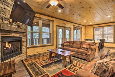 Luxe Cabin w/ Home Theater < 2 Miles to Gatlinburg House in Gatlinburg