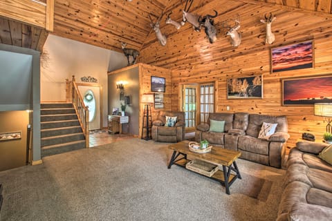 Kayaks & Boat Dock: Lakeside Hot Springs Retreat House in Garland County