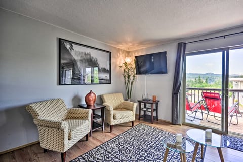 Classy Hood River Condo with Mt. Adams Views! Apartment in Hood River