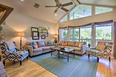 Sunny Seguin Retreat w/ Canoes on Guadalupe River! House in Seguin