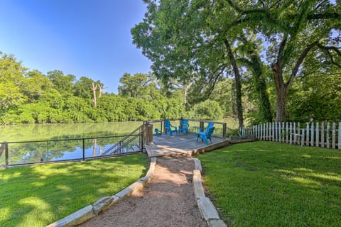 Sunny Seguin Retreat w/ Canoes on Guadalupe River! House in Seguin