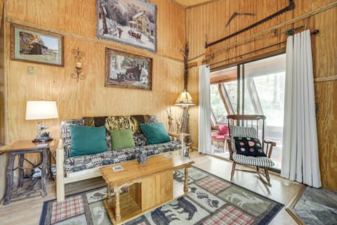 31 Mi to Skiing: Creekside Cabin w/ Fireplace! House in Qualla