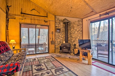 Riverside Cabin w/ Deck by Hiking Trails & Fishing Casa in Qualla