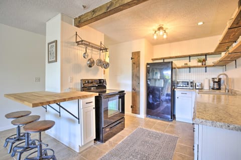 Big Island Condo w/ Pool Access: Walk to Beach! Apartment in Holualoa