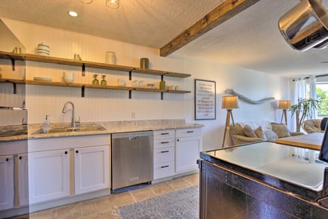 Big Island Condo w/ Pool Access: Walk to Beach! Apartment in Holualoa