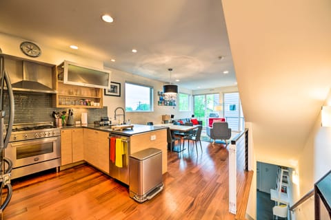 Urban Seattle Retreat w/ Rooftop Deck & Views Condo in Capitol Hill
