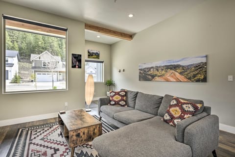 Modern Mtn Getaway w/ Deck, Gas Grill + Views House in Durango