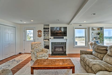 Sunny Beach House Getaway - Steps From Water! House in Mattapoisett