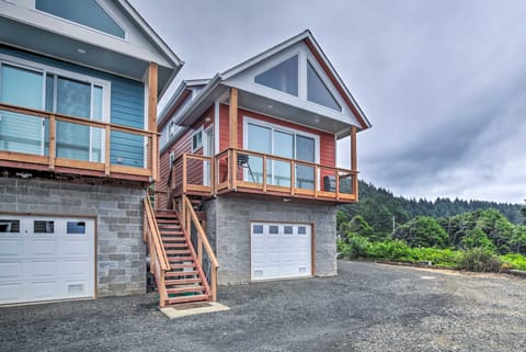 Walk to Beach! Chic Yachats Gem w/ Private Balcony Apartment in Oregon