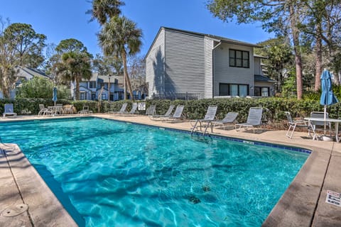 Coastal Oasis w/ Pool - Walk to Coligny Beach Park Condo in South Forest Beach