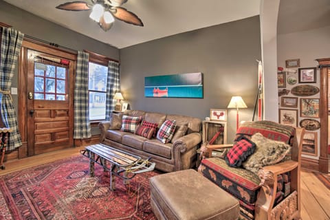 One-of-a-Kind Rustic Retreat in Dtwn Sturgeon Bay! Apartment in Sturgeon Bay