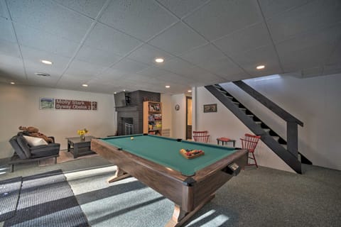 Cozy A-Frame Cabin w/ Pool Table: 8 Mi to Mt Snow! House in Wilmington