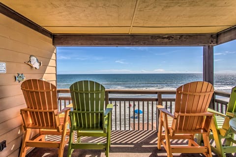 Beach Lovers' Haven: Oceanfront Condo w/ Pool! Apartment in Garden City