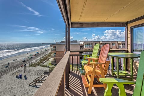 Beach Lovers' Haven: Oceanfront Condo w/ Pool! Apartment in Garden City