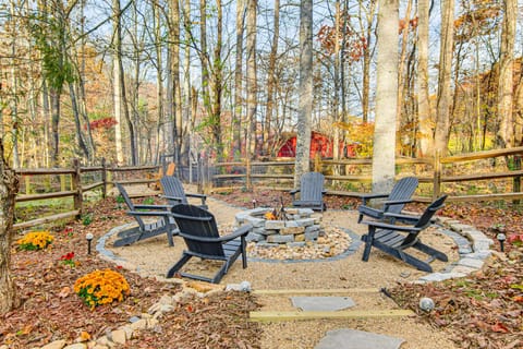 Hot Tub & Stone Fire Pit: Smoky Mountain Oasis! House in Maggie Valley