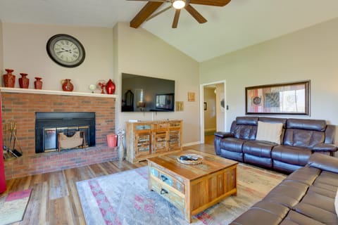 Spacious Maggie Valley Mtn Home w/ Hot Tub & Views Casa in Maggie Valley