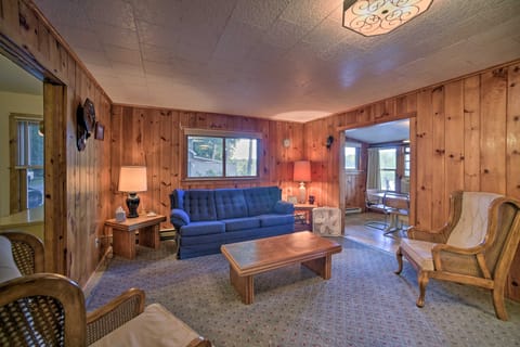 Riverfront Escape w/ Dock: 19 Mi to Saratoga! Haus in Corinth