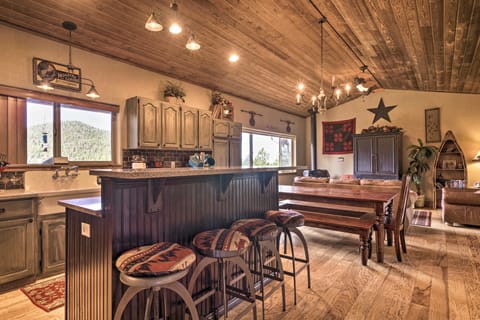 Cripple Creek Mountain Getaway w/ Hot Tub & Views! House in Colorado