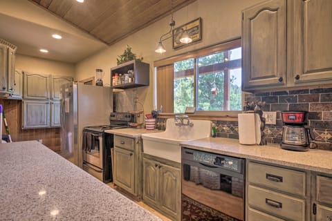 Cripple Creek Mountain Getaway w/ Hot Tub & Views! House in Colorado