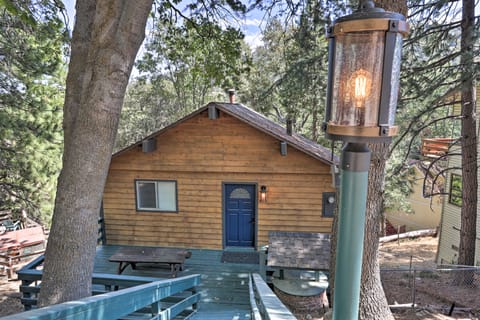 Lake Gregory Getaway: Cabin with Deck + Grill! House in Crestline