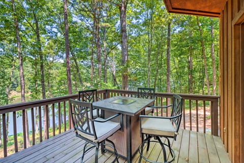 Lakefront Family Escape w/ Fire Pit & 2 Decks! House in Arkansas