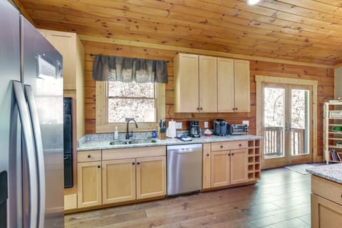 Family Cabin w/ Private Hot Tub & Views in Boone! House in Brushy Fork