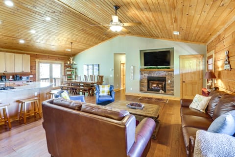 Family Cabin w/ Private Hot Tub & Views in Boone! House in Brushy Fork