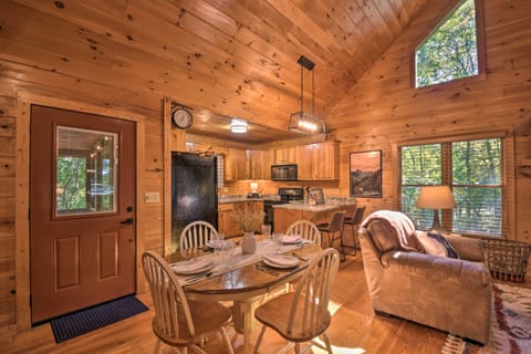 Blue Ridge Cabin: Hot Tub, Fire Pit & Grill! Haus in McCaysville