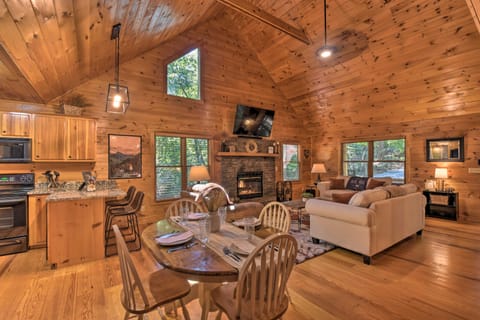 Blue Ridge Cabin: Hot Tub, Fire Pit & Grill! House in McCaysville