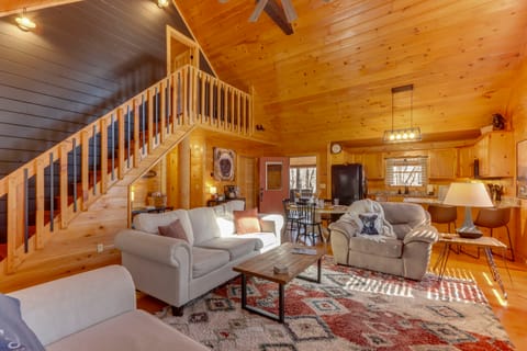 Blue Ridge Cabin: Hot Tub, Fire Pit & Grill! House in McCaysville