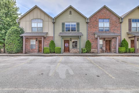 Charming Springdale Townhome ~ 5 Mi to Dtwn! Eigentumswohnung in Johnson