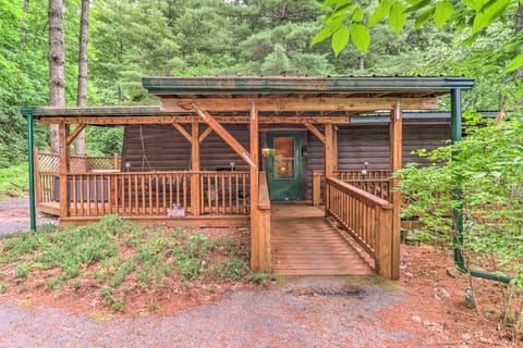 Cozy Maggie Valley Cabin w/ Deck & Private Hot Tub House in Ivy Hill
