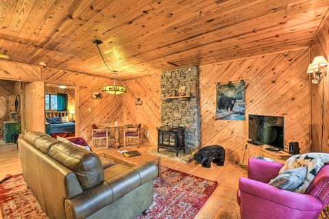 Cozy Maggie Valley Cabin w/ Deck & Private Hot Tub House in Ivy Hill