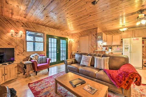 Cozy Maggie Valley Cabin w/ Deck & Private Hot Tub House in Ivy Hill