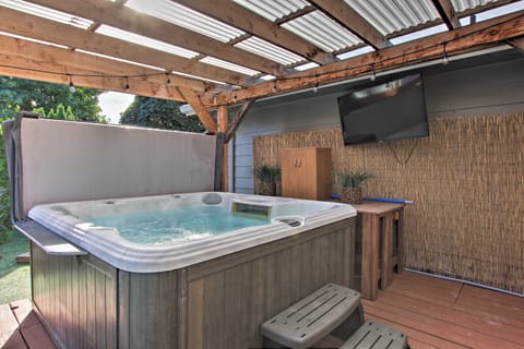 Hot Tub & Theater Room: Tropical Springfield Home House in Springfield