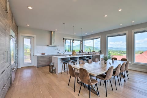 Luxe Asheville Home w/ Stunning Mountain Views! House in Asheville