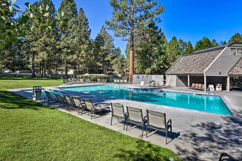 Gorgeous Bend Condo w/ Deck, Trail & Pool Access! Appartamento in Bend