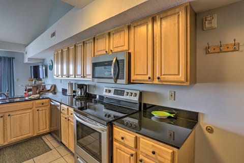 Resort-Style Condo with Lake-View Balcony! Apartment in Lake Erie