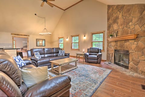 Hocking Hills 'Woodland Lodge' on 14 Acres! House in Falls Township