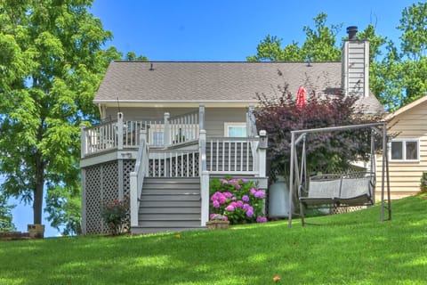 Lakefront Hiawassee Home w/ Boat Dock & Hot Tub! Maison in Hiawassee