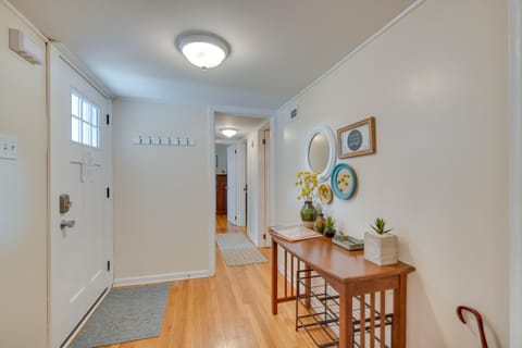 Oak Ridge Retreat w/ Porch < 1 Mi to Downtown House in Oak Ridge