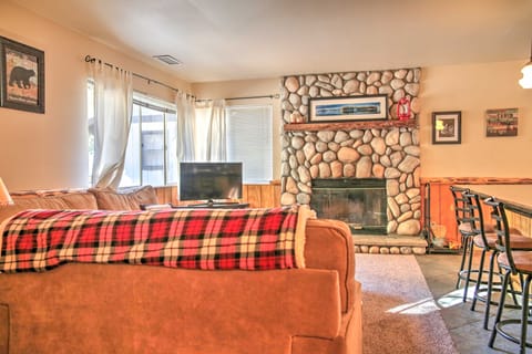 Cozy Cabin w/ Hot Tub < 1 Mi to Bear Mountain Ski House in Big Bear