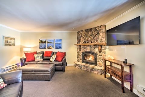 1 Block to Downtown: Cozy Condo by Mirror Lake Apartment in Lake Placid