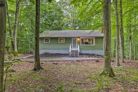 Family Home w/ Locust Lake Access & Game Room! Haus in Coolbaugh Township