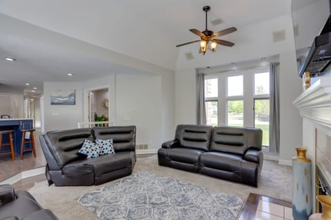 Spacious Refuge w/ Private Pool & Outdoor Bar! House in Lake Erie